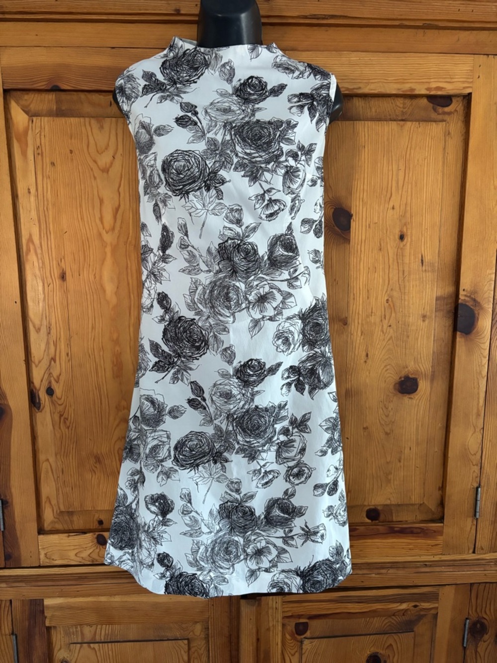 Unique Vintage 60s mod dress with etched black roses on white Sz M / L